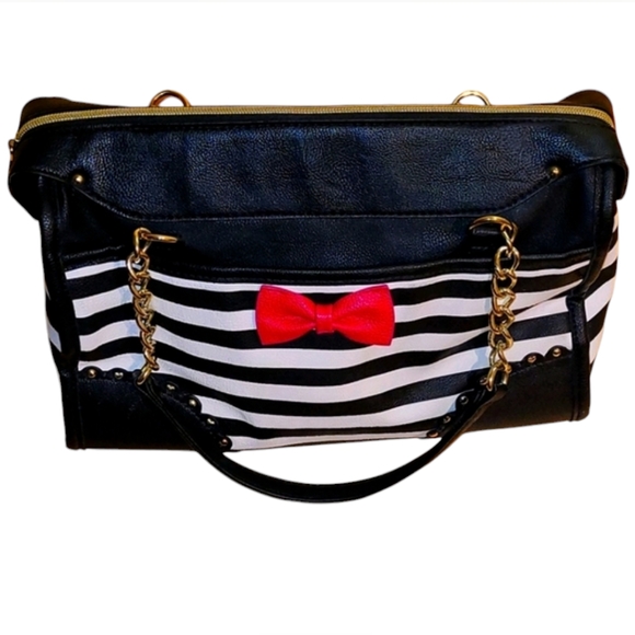 Betsey Johnson Handbags - Featured! ♥ Betsey Johnson ♥ Beautiful & Fun Purse